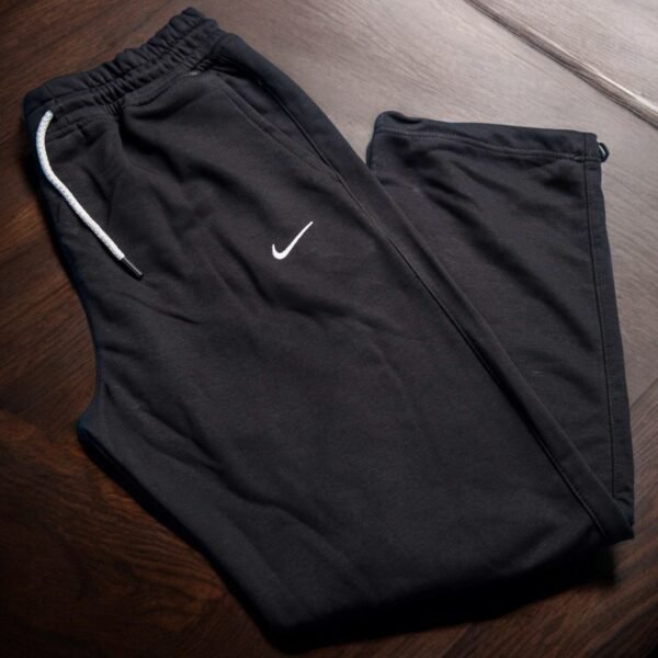 بنطلون رجالي وايد ليج مطرز Nike
