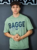 ⁦تيشيرت رجالي اوفر سايز بطباعة BAGGE⁩ - الصورة ⁦4⁩